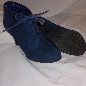 WHITE MOUNTAIN ANKLE BOOTS